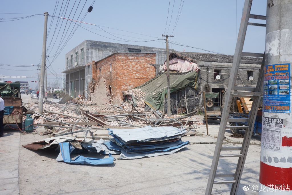 中对口村,一个车俊书记来过点赞的“醉美”村庄。从环境脏、乱、差的落后村蝶变为乡村振兴的样板村,在全域土地综合整治、垃圾分类、居家养老等方面都走在全省前列。中对口村用团结拼搏、开拓创新的改革精神谱写了一部奋发向上的绚丽篇章,如今村庄已然不同往昔,旧砖路、破瓦房都被岁月定格为遥远的记忆,绿水青山民富村强成为主色调,中对口将一幅生态宜居的新时代新农村画卷铺展在世人眼前。