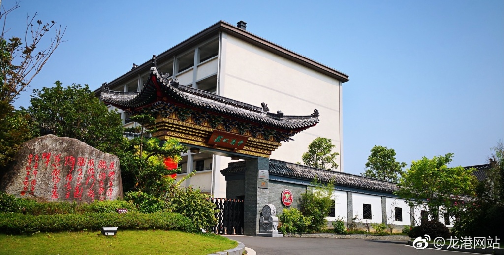 中对口村,一个车俊书记来过点赞的“醉美”村庄。从环境脏、乱、差的落后村蝶变为乡村振兴的样板村,在全域土地综合整治、垃圾分类、居家养老等方面都走在全省前列。中对口村用团结拼搏、开拓创新的改革精神谱写了一部奋发向上的绚丽篇章,如今村庄已然不同往昔,旧砖路、破瓦房都被岁月定格为遥远的记忆,绿水青山民富村强成为主色调,中对口将一幅生态宜居的新时代新农村画卷铺展在世人眼前。