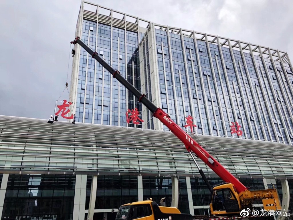 50万龙港市民正在期待、期盼中！大伙伸手点赞一下，给交运人加加油。 （黄志运摄）