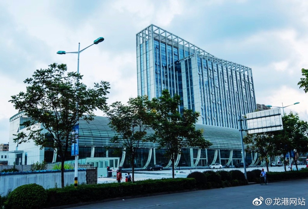 50万龙港市民正在期待、期盼中！大伙伸手点赞一下，给交运人加加油。 （黄志运摄）