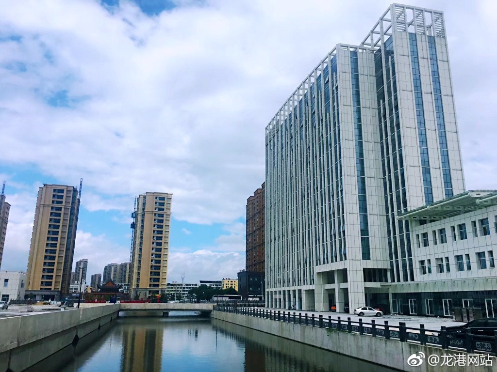 50万龙港市民正在期待、期盼中！大伙伸手点赞一下，给交运人加加油。 （黄志运摄）