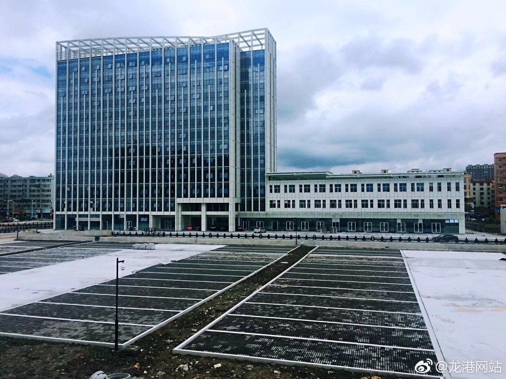 50万龙港市民正在期待、期盼中！大伙伸手点赞一下，给交运人加加油。 （黄志运摄）