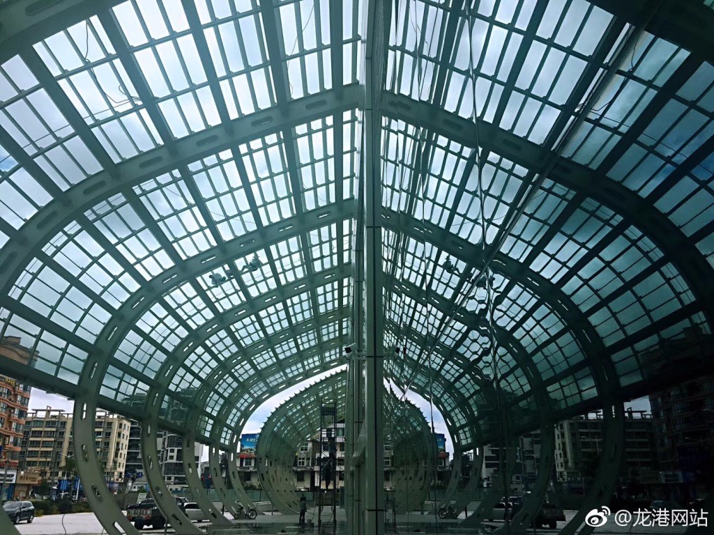 50万龙港市民正在期待、期盼中！大伙伸手点赞一下，给交运人加加油。 （黄志运摄）