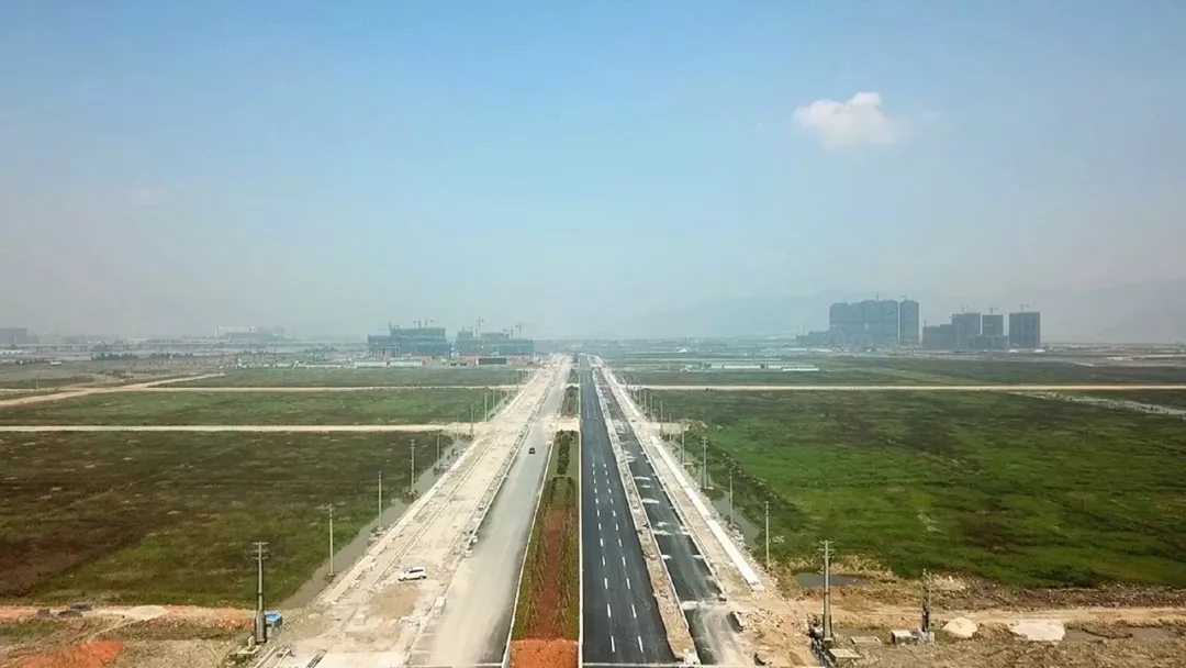     龙港新城世纪大道景观桥至崇家岙段建设工程将于5月1日试通车，这将进一步加快龙港新城道路网主骨架建设，优化投资营商环境，还将对打造温州大都市第一副中心核心区具有重要的意义。