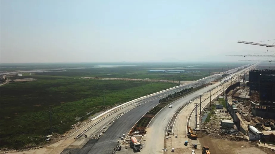     龙港新城世纪大道景观桥至崇家岙段建设工程将于5月1日试通车，这将进一步加快龙港新城道路网主骨架建设，优化投资营商环境，还将对打造温州大都市第一副中心核心区具有重要的意义。