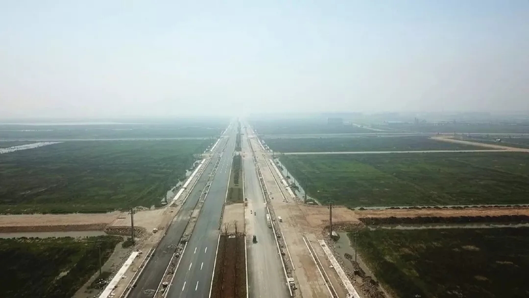     龙港新城世纪大道景观桥至崇家岙段建设工程将于5月1日试通车，这将进一步加快龙港新城道路网主骨架建设，优化投资营商环境，还将对打造温州大都市第一副中心核心区具有重要的意义。