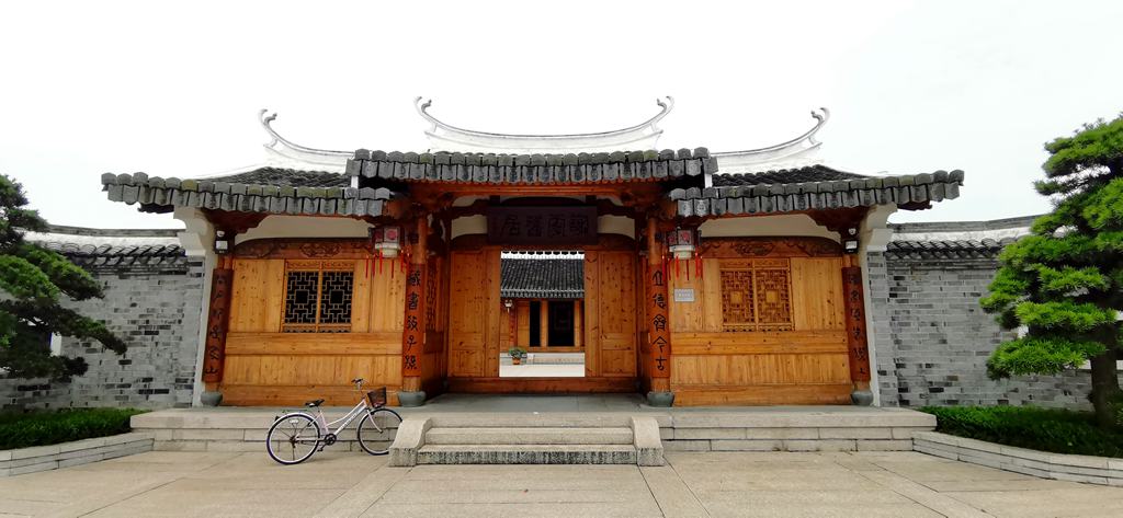 位于苍南县龙港镇江山社区三大庙村的谢云旧居，自今年元旦重建开放以来，每天来参观的人络绎不绝。这座三进五开间的四合院建筑，是当地村民历时两年重建而成的，如今已成为这里的一张文化名片，一道亮丽风景。  　　现年90岁高龄的谢云，是我国当代著名书法家、诗人，现居北京。摄：龙港网