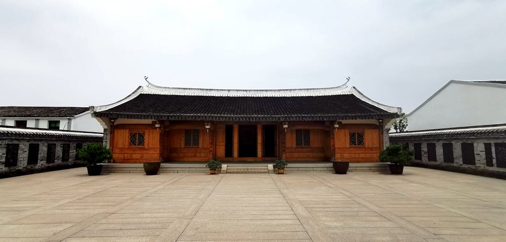 三大庙村是典型的江南水乡。  　　出生于这个村、生平宦游在外，现居京华的谢云对家乡故宅一往情深，他常自豪地对友朋说起，自己的老家旧宅门对七字山、笔架山，风景好！在中国国家博物馆为他出版的《谢云书画艺术》画册中，他把两间欹侧破旧几近倾覆的旧居的照片，印在精美的画册上；而更重要的是，谢老的记忆里，家乡闾阎还流布着自己上辈的祖德遗馨，休风懿范……摄：龙港网