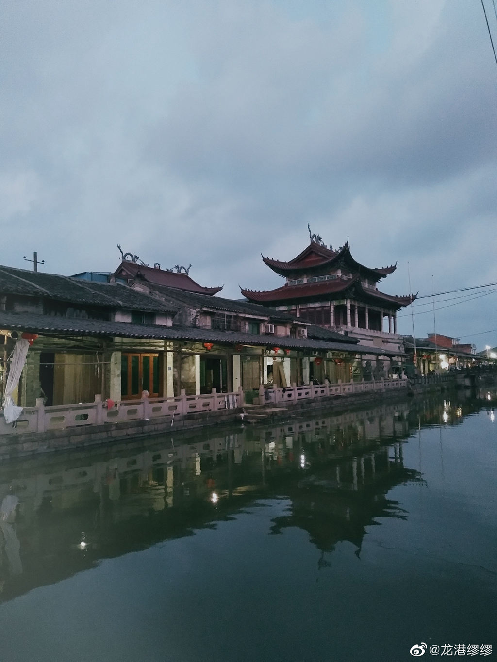 来到龙港象中白沙河边散步，这里都是上世纪留下来的老房子，临河而居的人们看上去也十分悠闲，随手拍了几张照，竟然也拍出了江南水乡的风韵。水波潋影，老墙青瓦，如果再来些杨柳依依的绿色就可以和乌镇相媲美了。 新浪微博 龙港缪缪摄