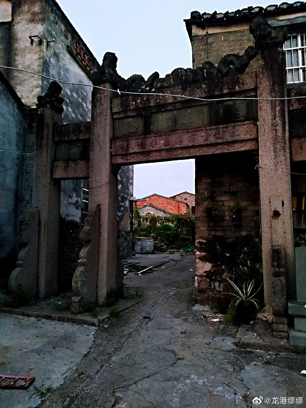 来到龙港象中白沙河边散步，这里都是上世纪留下来的老房子，临河而居的人们看上去也十分悠闲，随手拍了几张照，竟然也拍出了江南水乡的风韵。水波潋影，老墙青瓦，如果再来些杨柳依依的绿色就可以和乌镇相媲美了。 新浪微博 龙港缪缪摄