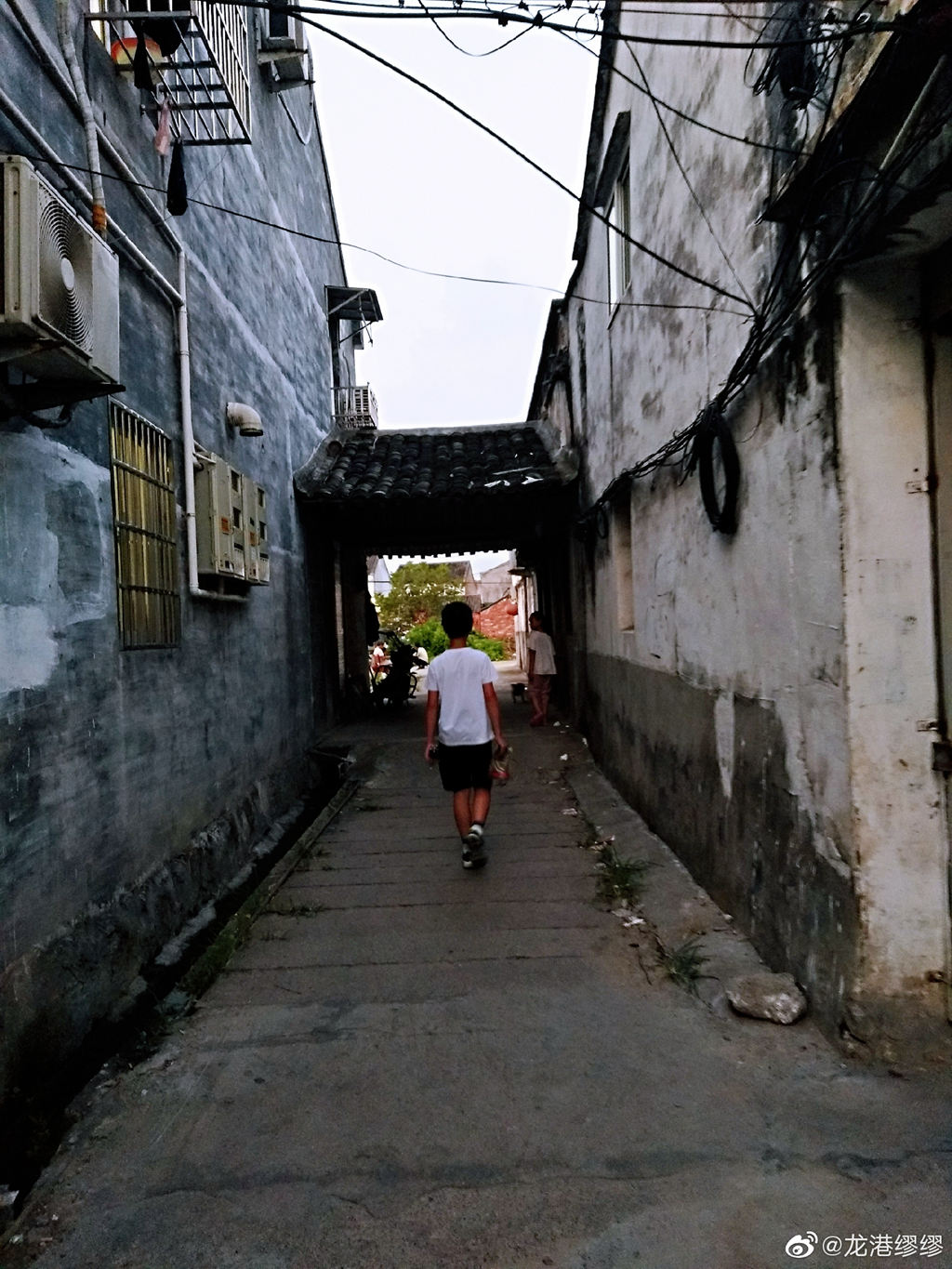 来到龙港象中白沙河边散步，这里都是上世纪留下来的老房子，临河而居的人们看上去也十分悠闲，随手拍了几张照，竟然也拍出了江南水乡的风韵。水波潋影，老墙青瓦，如果再来些杨柳依依的绿色就可以和乌镇相媲美了。 新浪微博 龙港缪缪摄