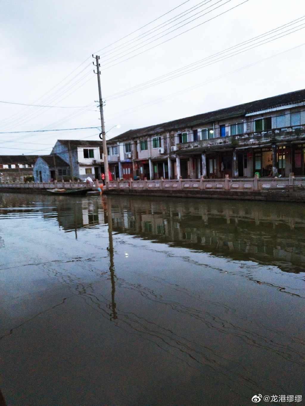 来到龙港象中白沙河边散步，这里都是上世纪留下来的老房子，临河而居的人们看上去也十分悠闲，随手拍了几张照，竟然也拍出了江南水乡的风韵。水波潋影，老墙青瓦，如果再来些杨柳依依的绿色就可以和乌镇相媲美了。 新浪微博 龙港缪缪摄