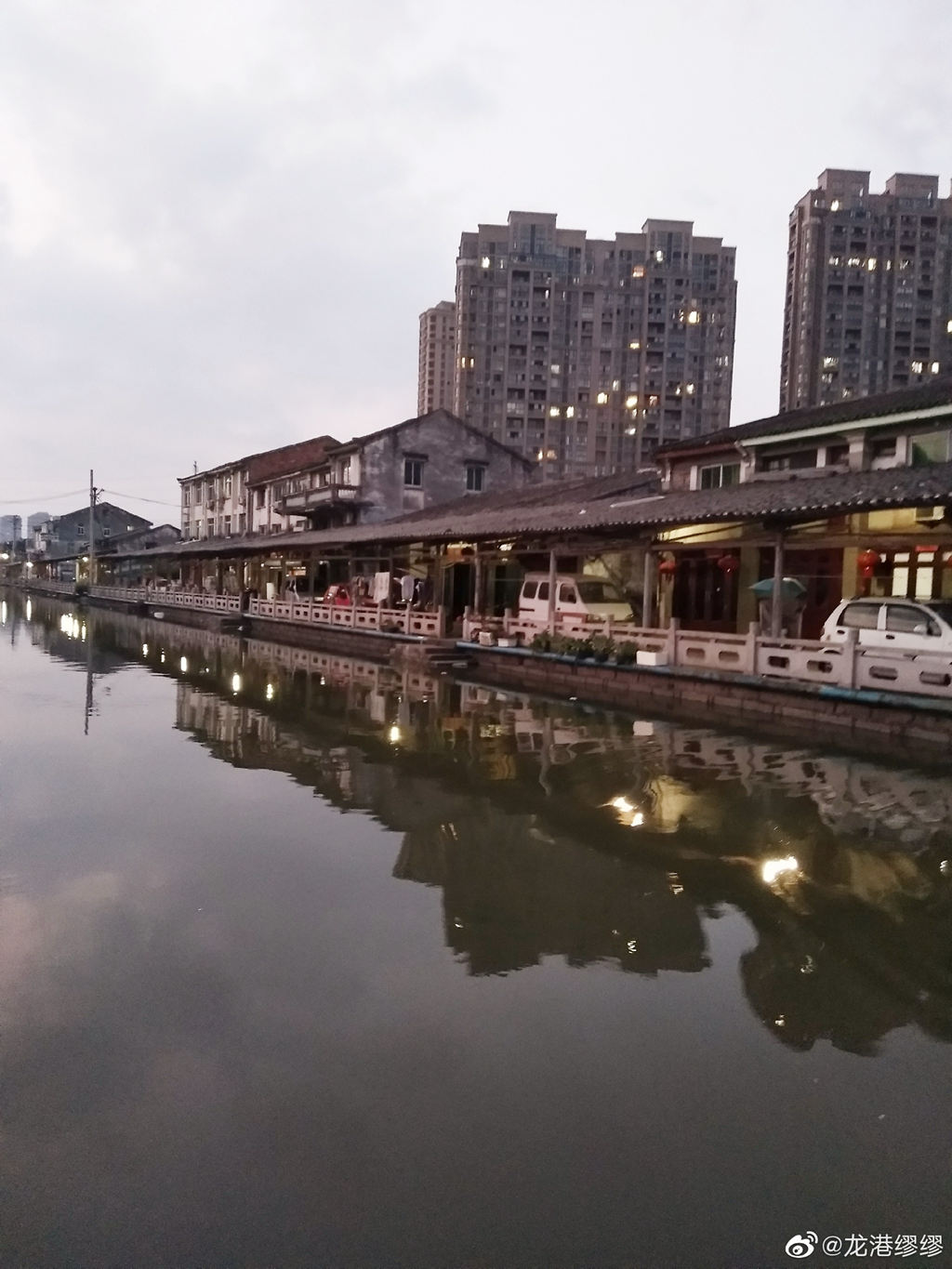 来到龙港象中白沙河边散步，这里都是上世纪留下来的老房子，临河而居的人们看上去也十分悠闲，随手拍了几张照，竟然也拍出了江南水乡的风韵。水波潋影，老墙青瓦，如果再来些杨柳依依的绿色就可以和乌镇相媲美了。 新浪微博 龙港缪缪摄
