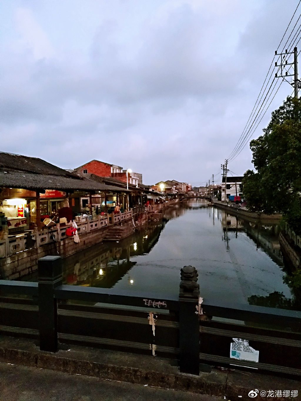 来到龙港象中白沙河边散步，这里都是上世纪留下来的老房子，临河而居的人们看上去也十分悠闲，随手拍了几张照，竟然也拍出了江南水乡的风韵。水波潋影，老墙青瓦，如果再来些杨柳依依的绿色就可以和乌镇相媲美了。 新浪微博 龙港缪缪摄