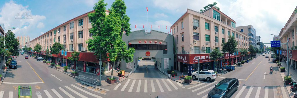 最近很多市民到市政府门口，和原镇党委 政府 人大牌匾合影留念，记录下着历史性一刻，现在发上来分享。摄影：池长峰