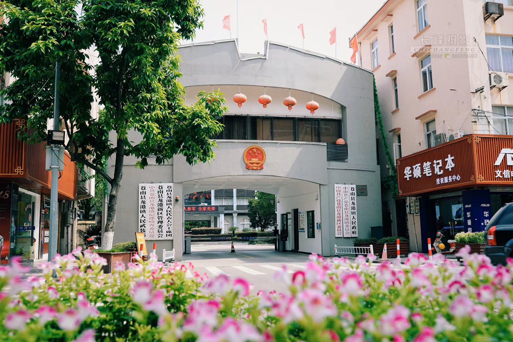 最近很多市民到市政府门口，和原镇党委 政府 人大牌匾合影留念，记录下着历史性一刻，现在发上来分享。摄影：池长峰