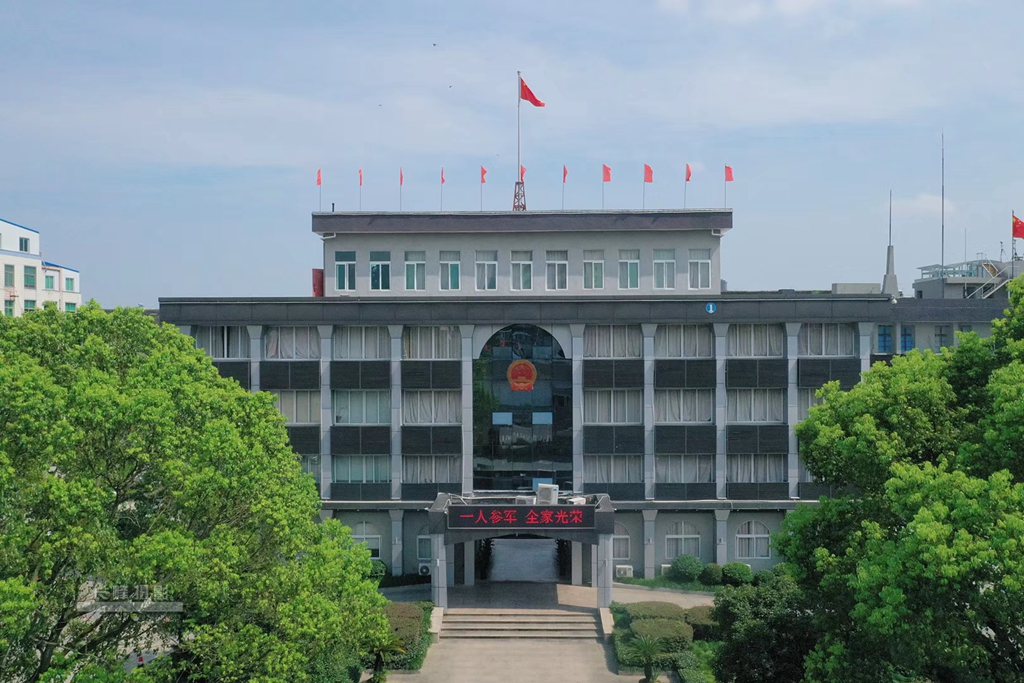 最近很多市民到市政府门口，和原镇党委 政府 人大牌匾合影留念，记录下着历史性一刻，现在发上来分享。摄影：池长峰