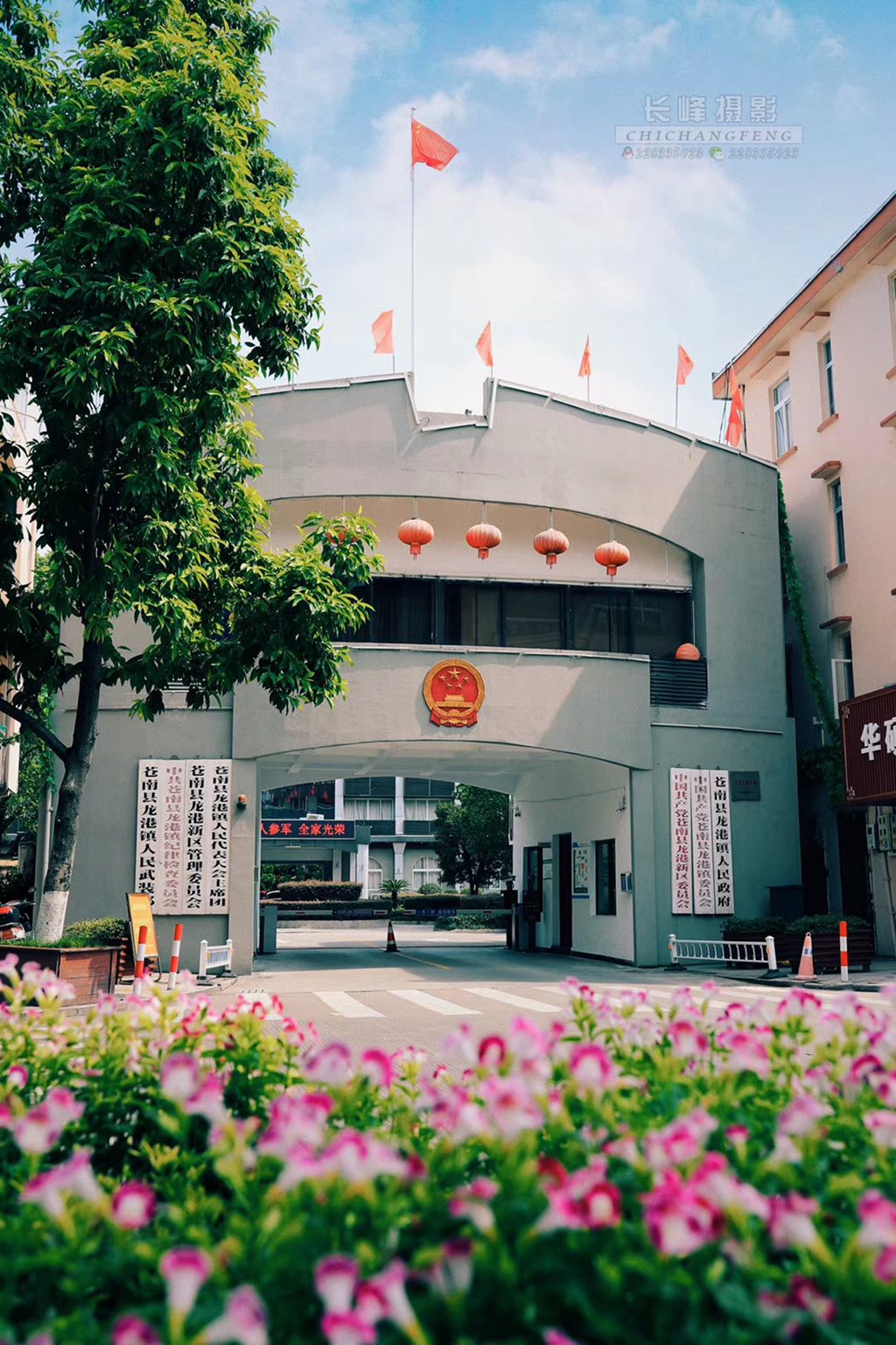 最近很多市民到市政府门口，和原镇党委 政府 人大牌匾合影留念，记录下着历史性一刻，现在发上来分享。摄影：池长峰