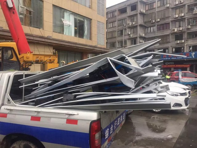 组织清理乱堆放的灯箱招牌及广告