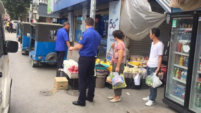 纠正跨门经营、劝离占道摊贩