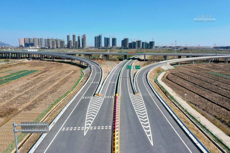   11点30分，龙网小编和首席摄影师来到龙港收费站出口处驾车等候，12点准时与龙港车友一起抢先体验这条滨海高速风光，从此，龙港告别了没有高速的历史。  摄影：池长峰