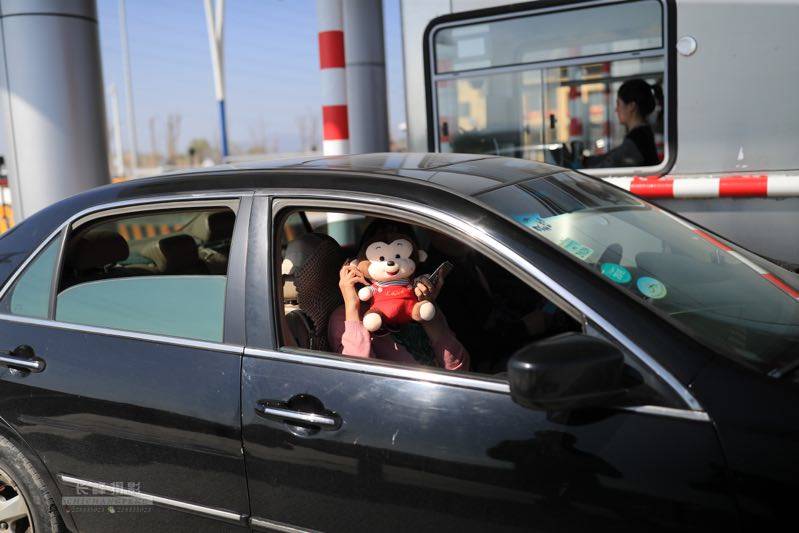   11点30分，龙网小编和首席摄影师来到龙港收费站出口处驾车等候，12点准时与龙港车友一起抢先体验这条滨海高速风光，从此，龙港告别了没有高速的历史。  摄影：池长峰