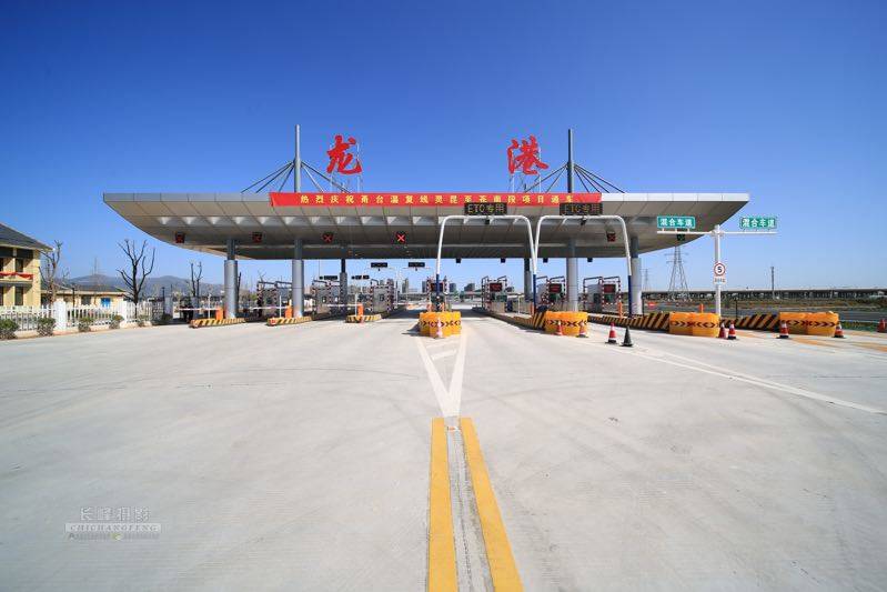   11点30分，龙网小编和首席摄影师来到龙港收费站出口处驾车等候，12点准时与龙港车友一起抢先体验这条滨海高速风光，从此，龙港告别了没有高速的历史。  摄影：池长峰