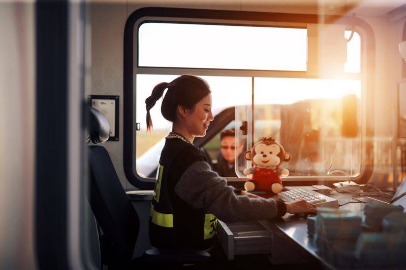   11点30分，龙网小编和首席摄影师来到龙港收费站出口处驾车等候，12点准时与龙港车友一起抢先体验这条滨海高速风光，从此，龙港告别了没有高速的历史。  摄影：池长峰