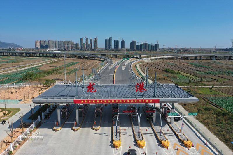   11点30分，龙网小编和首席摄影师来到龙港收费站出口处驾车等候，12点准时与龙港车友一起抢先体验这条滨海高速风光，从此，龙港告别了没有高速的历史。  摄影：池长峰