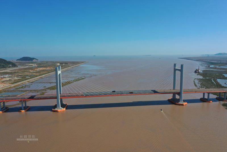   11点30分，龙网小编和首席摄影师来到龙港收费站出口处驾车等候，12点准时与龙港车友一起抢先体验这条滨海高速风光，从此，龙港告别了没有高速的历史。  摄影：池长峰