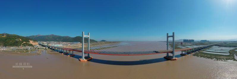   11点30分，龙网小编和首席摄影师来到龙港收费站出口处驾车等候，12点准时与龙港车友一起抢先体验这条滨海高速风光，从此，龙港告别了没有高速的历史。  摄影：池长峰