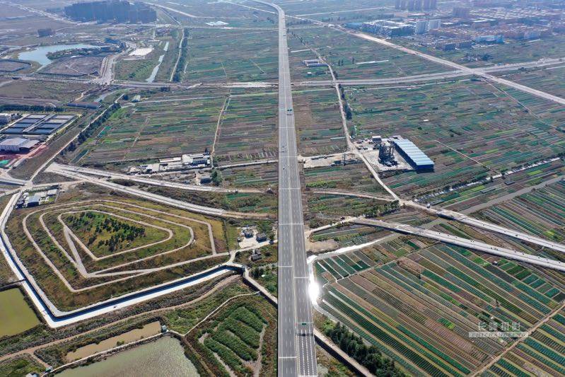   11点30分，龙网小编和首席摄影师来到龙港收费站出口处驾车等候，12点准时与龙港车友一起抢先体验这条滨海高速风光，从此，龙港告别了没有高速的历史。  摄影：池长峰