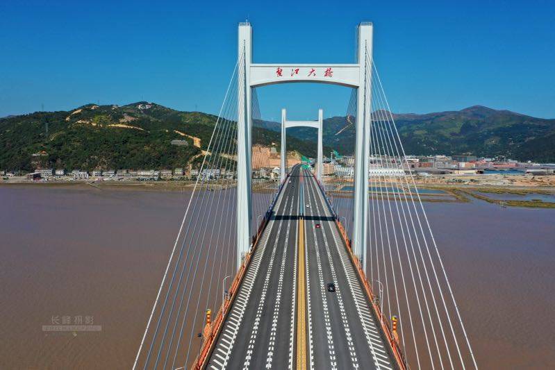   11点30分，龙网小编和首席摄影师来到龙港收费站出口处驾车等候，12点准时与龙港车友一起抢先体验这条滨海高速风光，从此，龙港告别了没有高速的历史。  摄影：池长峰