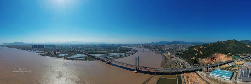   11点30分，龙网小编和首席摄影师来到龙港收费站出口处驾车等候，12点准时与龙港车友一起抢先体验这条滨海高速风光，从此，龙港告别了没有高速的历史。  摄影：池长峰