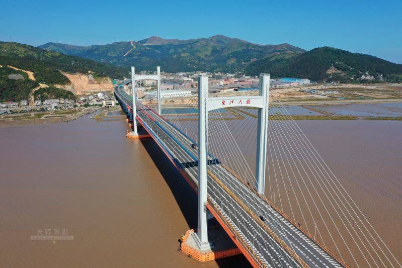   11点30分，龙网小编和首席摄影师来到龙港收费站出口处驾车等候，12点准时与龙港车友一起抢先体验这条滨海高速风光，从此，龙港告别了没有高速的历史。  摄影：池长峰