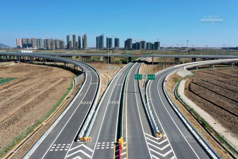   11点30分，龙网小编和首席摄影师来到龙港收费站出口处驾车等候，12点准时与龙港车友一起抢先体验这条滨海高速风光，从此，龙港告别了没有高速的历史。  摄影：池长峰