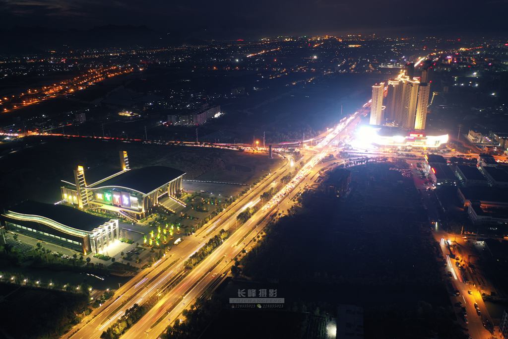 龙港世纪新城上的新鸿世纪广场   摄影：池长峰