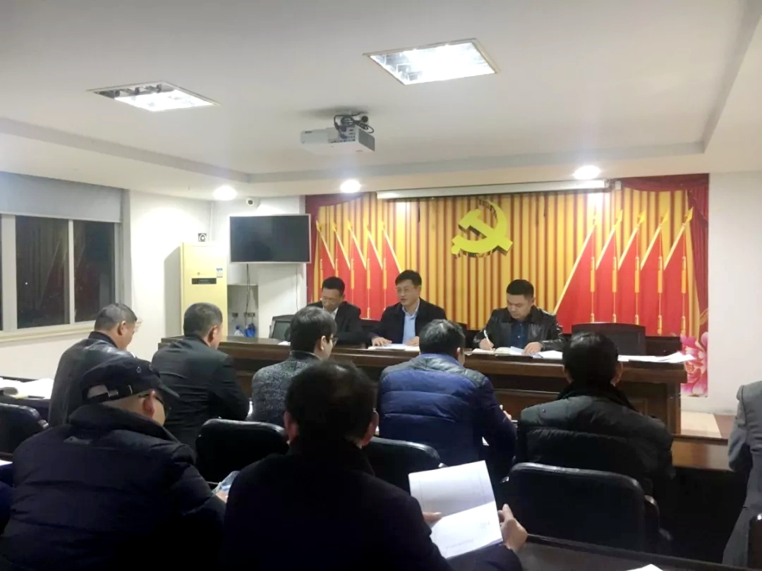 市委常委,市委市政府办公室主任黄贤满到云岩村上党课