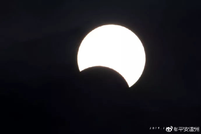 今天中午,苍南上空出现日偏食奇观。太阳犹如被咬了一个缺口,在云中若隐若现。本次日偏食温州地区初亏时间为12时45分55秒,复圆时间为15时24分01秒。苍南网友在马站拍的日偏食 来源:温州都市报