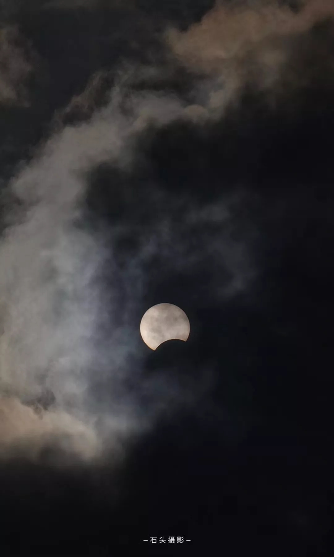 据温州市气象台上午10时30分最新预报,今日我市上空云系较多,日食出现这段时间内,市民偶尔有机会能看到。oaiqqqqq :抬头一看,喔嚯!来源:温州都市报