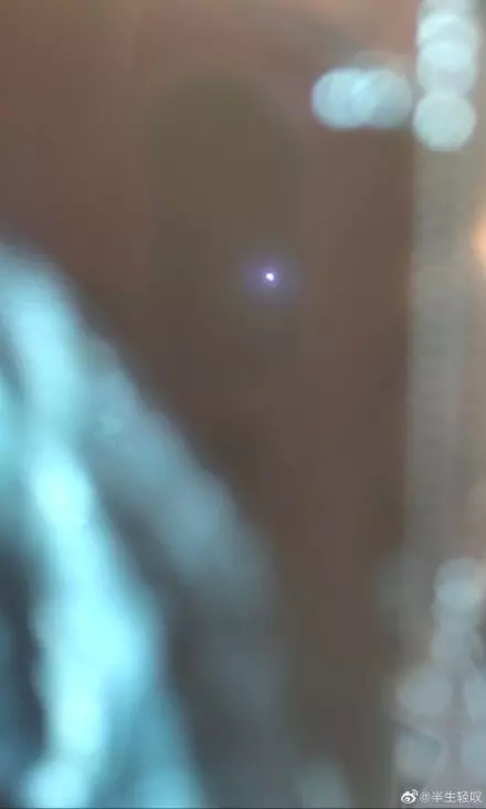 sally_baby :日偏食拍到了拍到了,温州乐清都是乌云密布,刚才一点45分左右露出太阳我赶紧对着天空拍,幸运的拍到了日偏食结果又变乌云了~