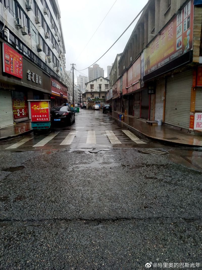 02月06日14:55的龙港购物中心。这天色,放往常一定以为是清晨,小时候这是曾是龙港最热闹的地方,希望这次以后不要再有这样的景象  来源新浪微博:马里奥的巴斯光年
