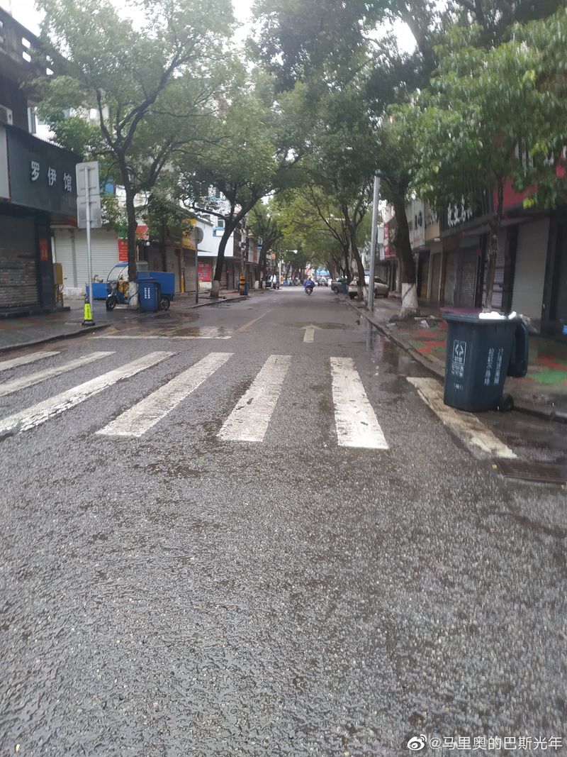 02月06日14:55的龙港购物中心。这天色,放往常一定以为是清晨,小时候这是曾是龙港最热闹的地方,希望这次以后不要再有这样的景象  来源新浪微博:马里奥的巴斯光年