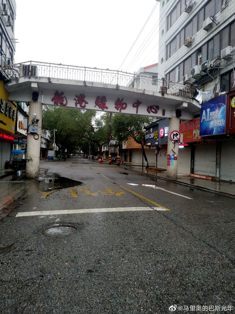 02月06日14:55的龙港购物中心。这天色,放往常一定以为是清晨,小时候这是曾是龙港最热闹的地方,希望这次以后不要再有这样的景象  来源新浪微博:马里奥的巴斯光年