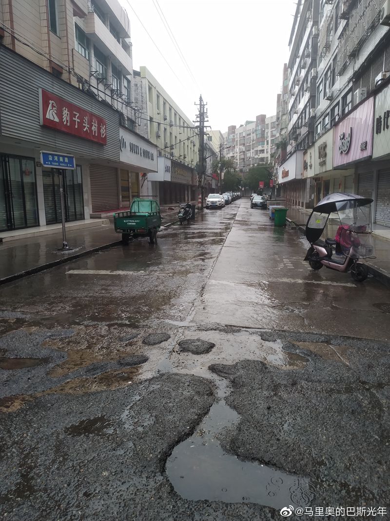 02月06日14:55的龙港购物中心。这天色,放往常一定以为是清晨,小时候这是曾是龙港最热闹的地方,希望这次以后不要再有这样的景象  来源新浪微博:马里奥的巴斯光年