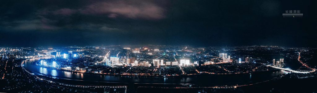 它是中国最年轻的城市-龙港市,有一条古老的江,它叫鳌江,古称:方岩下青龙江,每当夜幕降临,龙鳌两岸高楼大厦就亮起来了。整个龙鳌两岸变成了灯的海洋,光的世界。文:龙港网  摄影:池长峰