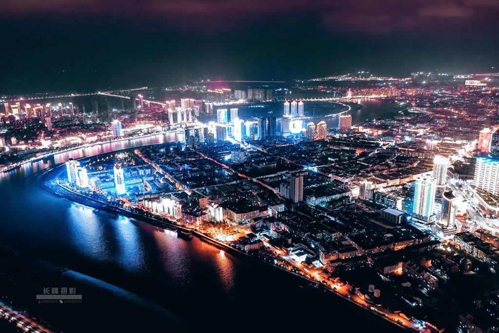 十里外滩堤坝上整齐的路灯放出清一色的光芒,犹如东海卫士守护着这条母亲河-青龙江。