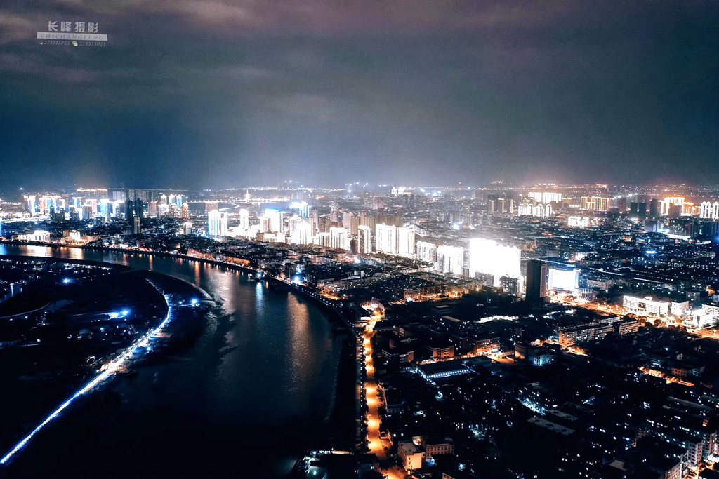 两岸最美丽的地方就是瓯南大桥了,每到夜晚,千盏LED灯亮起来,雄伟的亚洲最大垂直开启式桥梁展现出它那迷人的色彩。