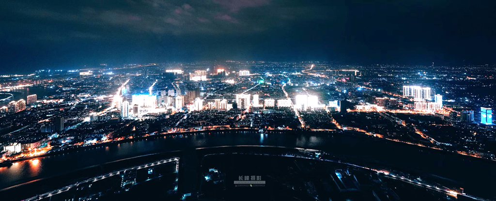 龙鳌两岸花草树木的点缀,把这座中国最年轻的城市打造成浙江南部最美丽的“不夜城”。