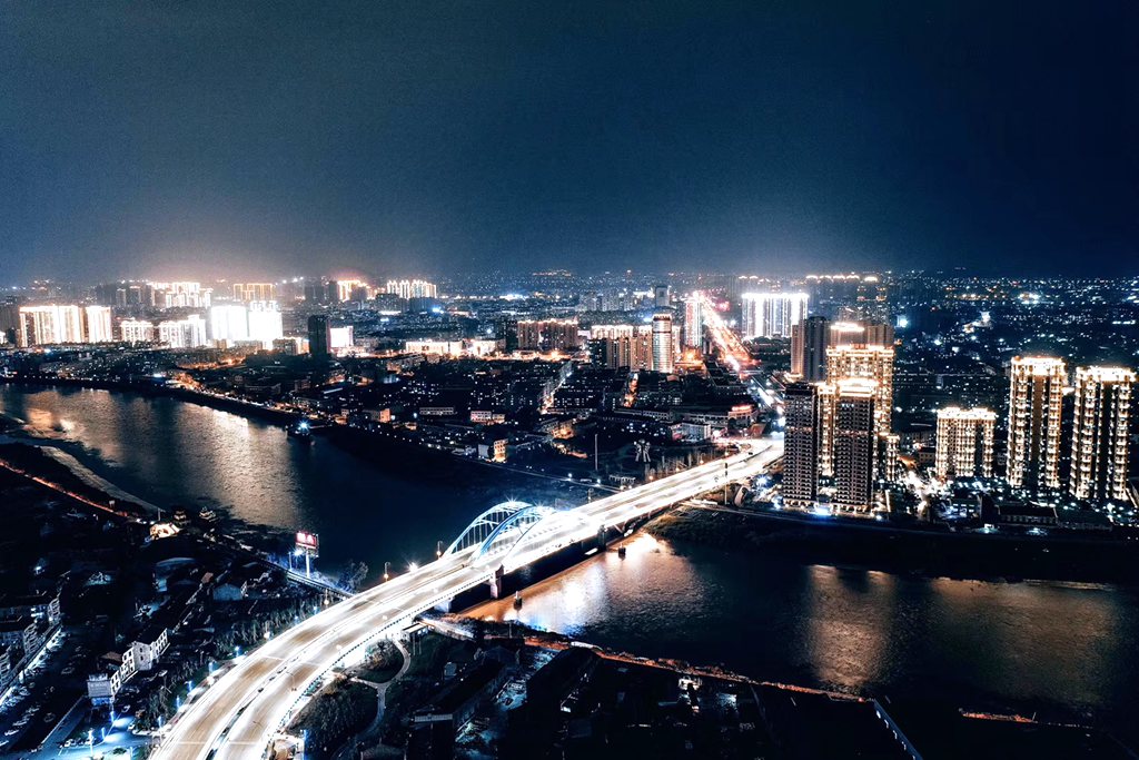 龙港大桥、瓯南大桥、鳌江四桥华灯辉映,就像一道道彩虹横跨在江面上。两岸边堤坝上照明灯竞相放出美丽的光芒。